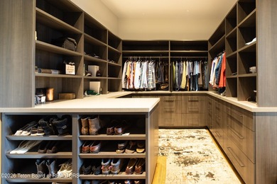 The residence includes five en suite bedrooms, a large - photo 26
