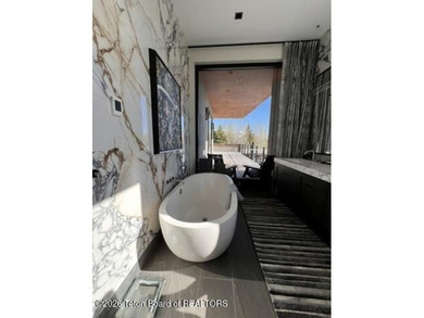 The residence includes five en suite bedrooms, a large - photo 28