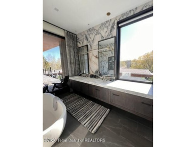The residence includes five en suite bedrooms, a large - photo 29