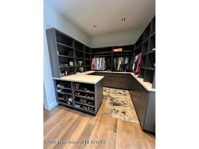 The residence includes five en suite bedrooms, a large - photo 30