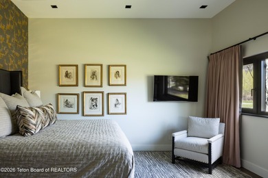 The residence includes five en suite bedrooms, a large - photo 31