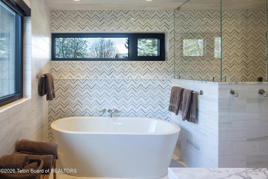 The residence includes five en suite bedrooms, a large - photo 32
