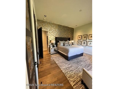 The residence includes five en suite bedrooms, a large - photo 33