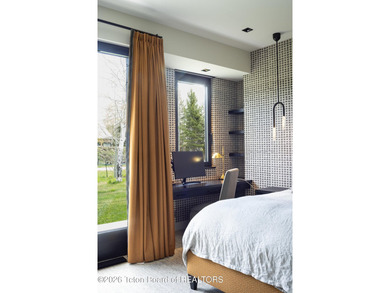The residence includes five en suite bedrooms, a large - photo 34