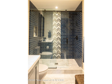 The residence includes five en suite bedrooms, a large - photo 35