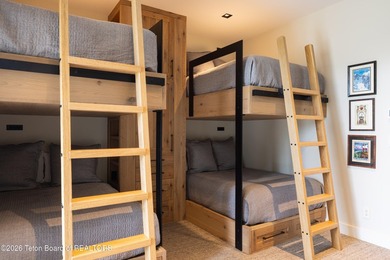 The residence includes five en suite bedrooms, a large - photo 37