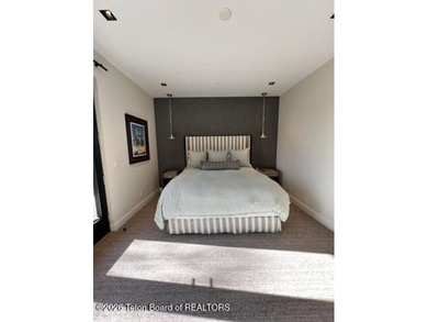 The residence includes five en suite bedrooms, a large - photo 39
