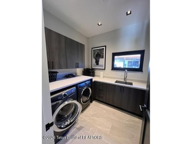 The residence includes five en suite bedrooms, a large - photo 43