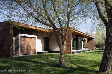 The residence includes five en suite bedrooms, a large - photo 44