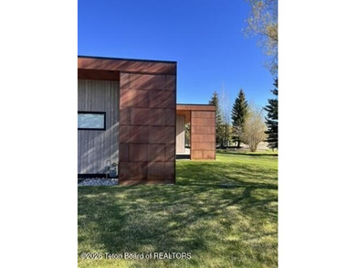 The residence includes five en suite bedrooms, a large - photo 46