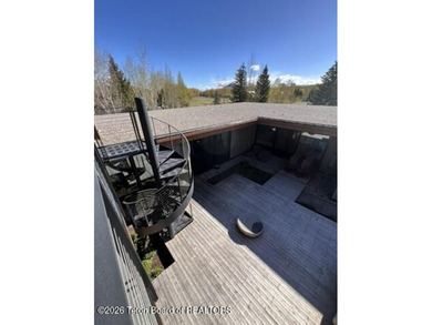 The residence includes five en suite bedrooms, a large - photo 47
