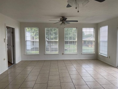 Beautiful & Spacious 5 bedroom, 4 bathrooms, 4 living areas - photo 15