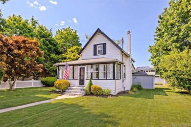 Welcome to 259 Woodlawn Avenue in the heart of St. James. This - photo 2