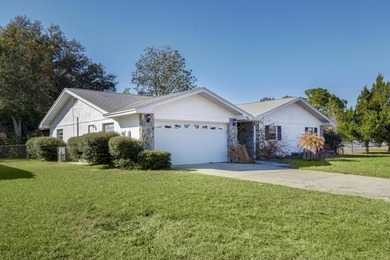Beautiful three-bedroom, two bath home located in a charming - photo 2