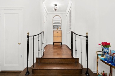 Rediscover pre-war Manhattan in this beautifully updated, alcove - photo 2
