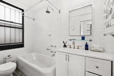 Rediscover pre-war Manhattan in this beautifully updated, alcove - photo 7