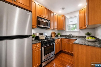 PRIME LOCATION - RENOVATED CONDO IN A WELL-MAINTAINED BUILDING - photo 3