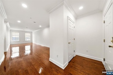 PRIME LOCATION - RENOVATED CONDO IN A WELL-MAINTAINED BUILDING - photo 8