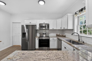 Welcome to this beautifully updated 3 bed/3-full-bath Charleston - photo 11