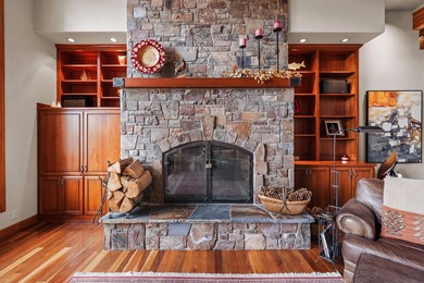 This timeless custom home located in Broken Top is quietly - photo 6