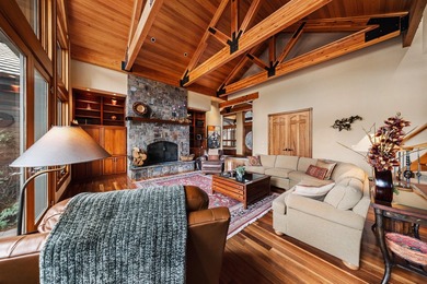 This timeless custom home located in Broken Top is quietly - photo 9