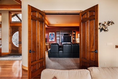 This timeless custom home located in Broken Top is quietly - photo 10