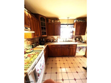 Charming raised ranch on a large, level lot backing to beautiful - photo 2