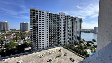 Rare, oversized split-plan residence on the 14th floor at the - photo 7