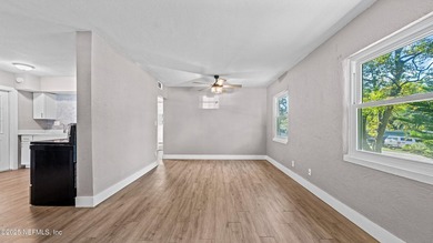 Beautifully renovated 3-bedroom, 2-bath home in the Arlington - photo 3