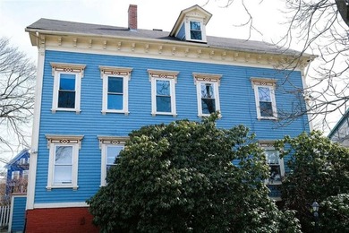 Elegant 2-family 3 floor Blue Victorian house with a large - photo 2
