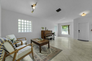 Welcome home! This move-in ready 3-bedroom, 2-bathroom - photo 13