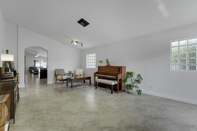 Welcome home! This move-in ready 3-bedroom, 2-bathroom - photo 14