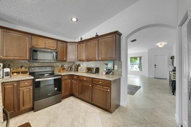 Welcome home! This move-in ready 3-bedroom, 2-bathroom - photo 18