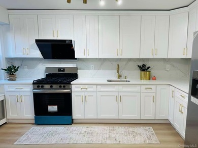 Welcome to this beautifully townhouse located in the heart of - photo 4