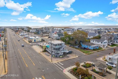 Mixed-use property on the Boulevard offering both commercial and - photo 46