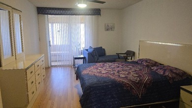 Beautiful Spacious, 1 bedroom, 1.5 bath unit with a large - photo 22