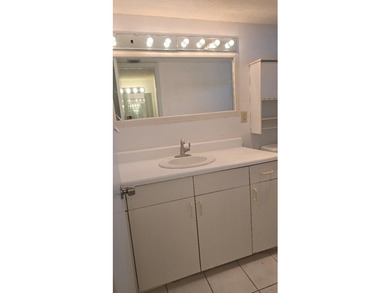 Beautiful Spacious, 1 bedroom, 1.5 bath unit with a large - photo 27