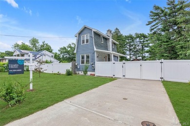 Two-bedroom Colonial on an oversized lot in Suffolk County - photo 2