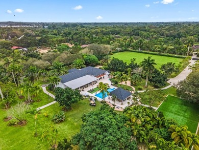 This spectacular house of almost 5 acres offers an experience - photo 13