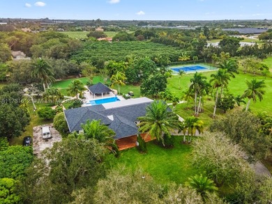 This spectacular house of almost 5 acres offers an experience - photo 16