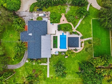 This spectacular house of almost 5 acres offers an experience - photo 18