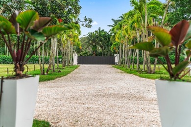 This spectacular house of almost 5 acres offers an experience - photo 20