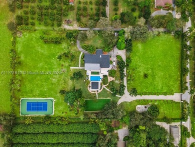 This spectacular house of almost 5 acres offers an experience - photo 24