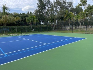 This spectacular house of almost 5 acres offers an experience - photo 25