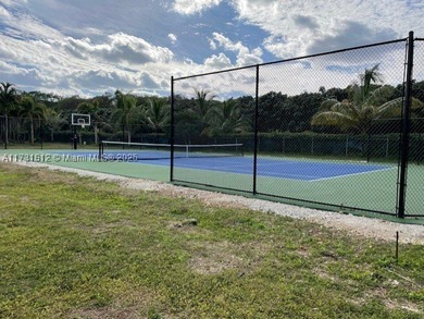 This spectacular house of almost 5 acres offers an experience - photo 27