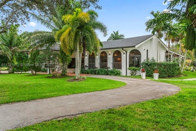 This spectacular house of almost 5 acres offers an experience - photo 29