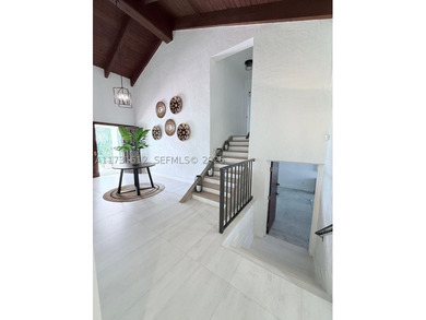 This spectacular house of almost 5 acres offers an experience - photo 37