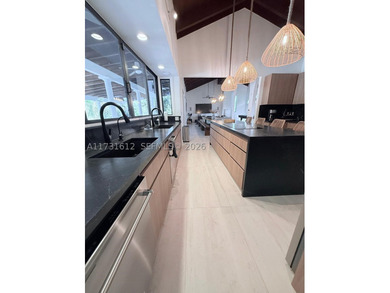 This spectacular house of almost 5 acres offers an experience - photo 42