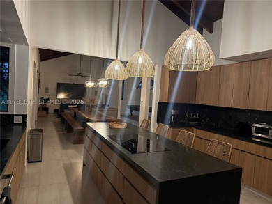 This spectacular house of almost 5 acres offers an experience - photo 45