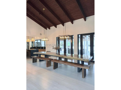 This spectacular house of almost 5 acres offers an experience - photo 48